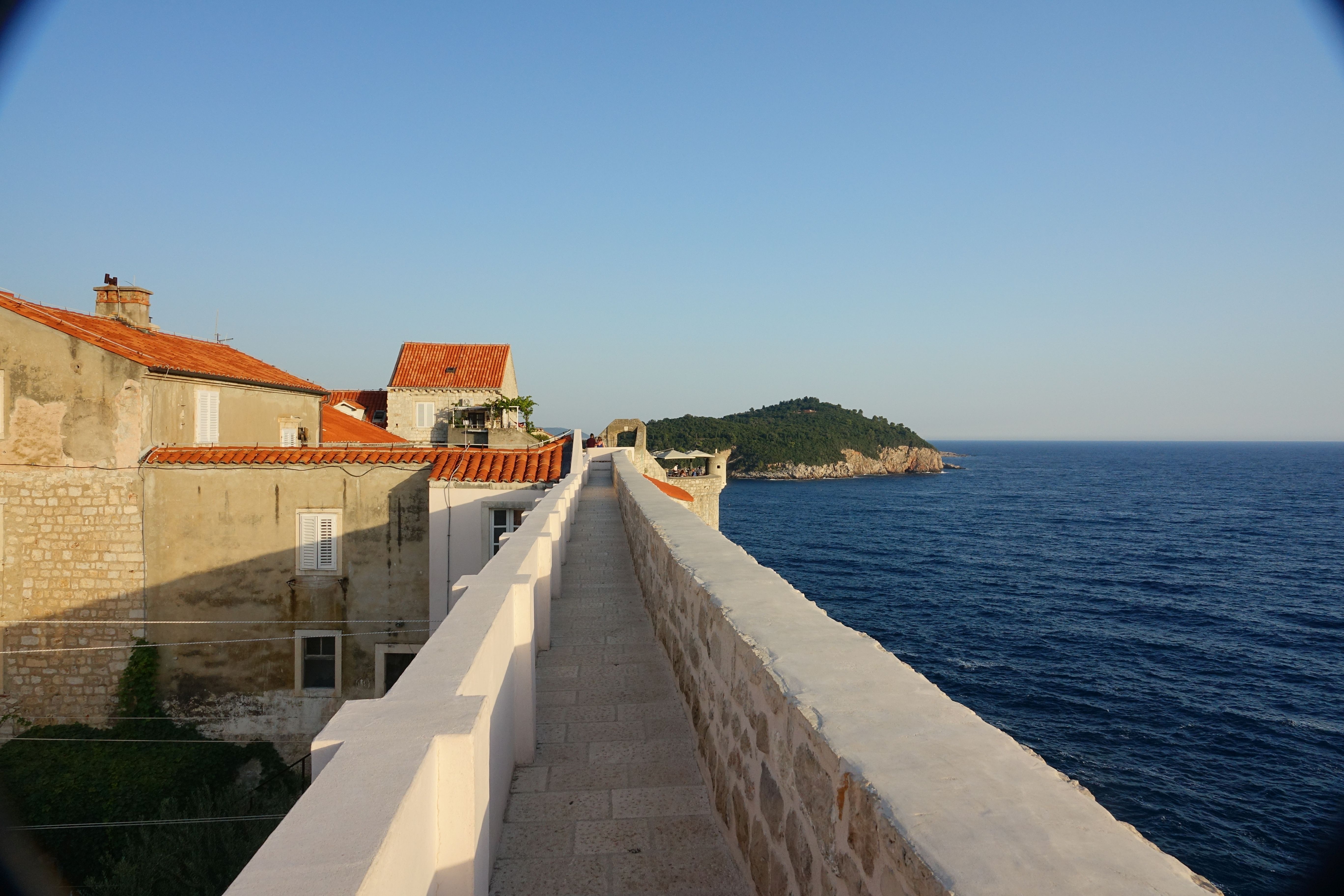 Auf den Mauern Dubrovniks mit Blick auf das Meer
