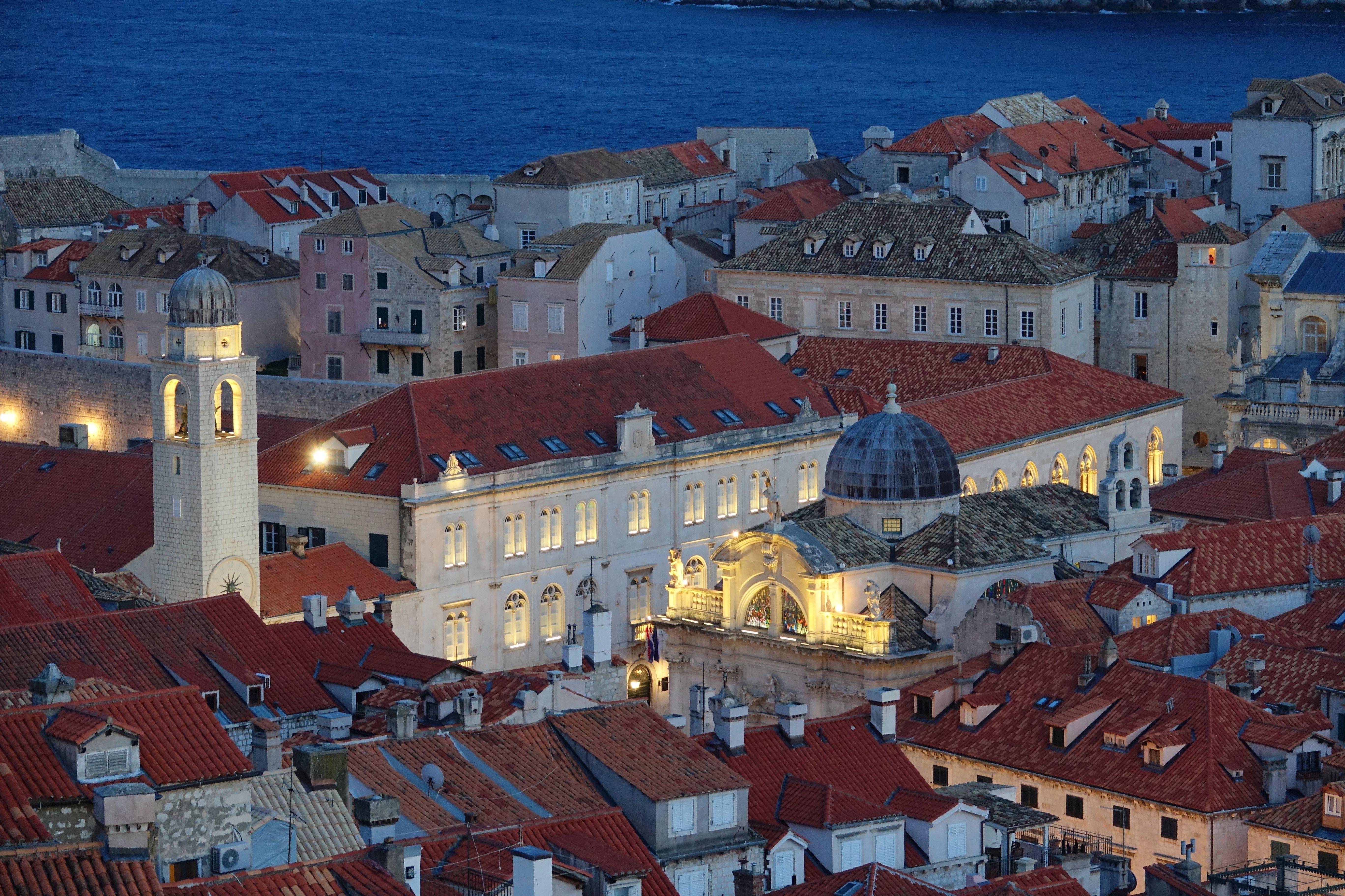 Dubrovnik bei Nacht von oben mit einer erhellten Kirche