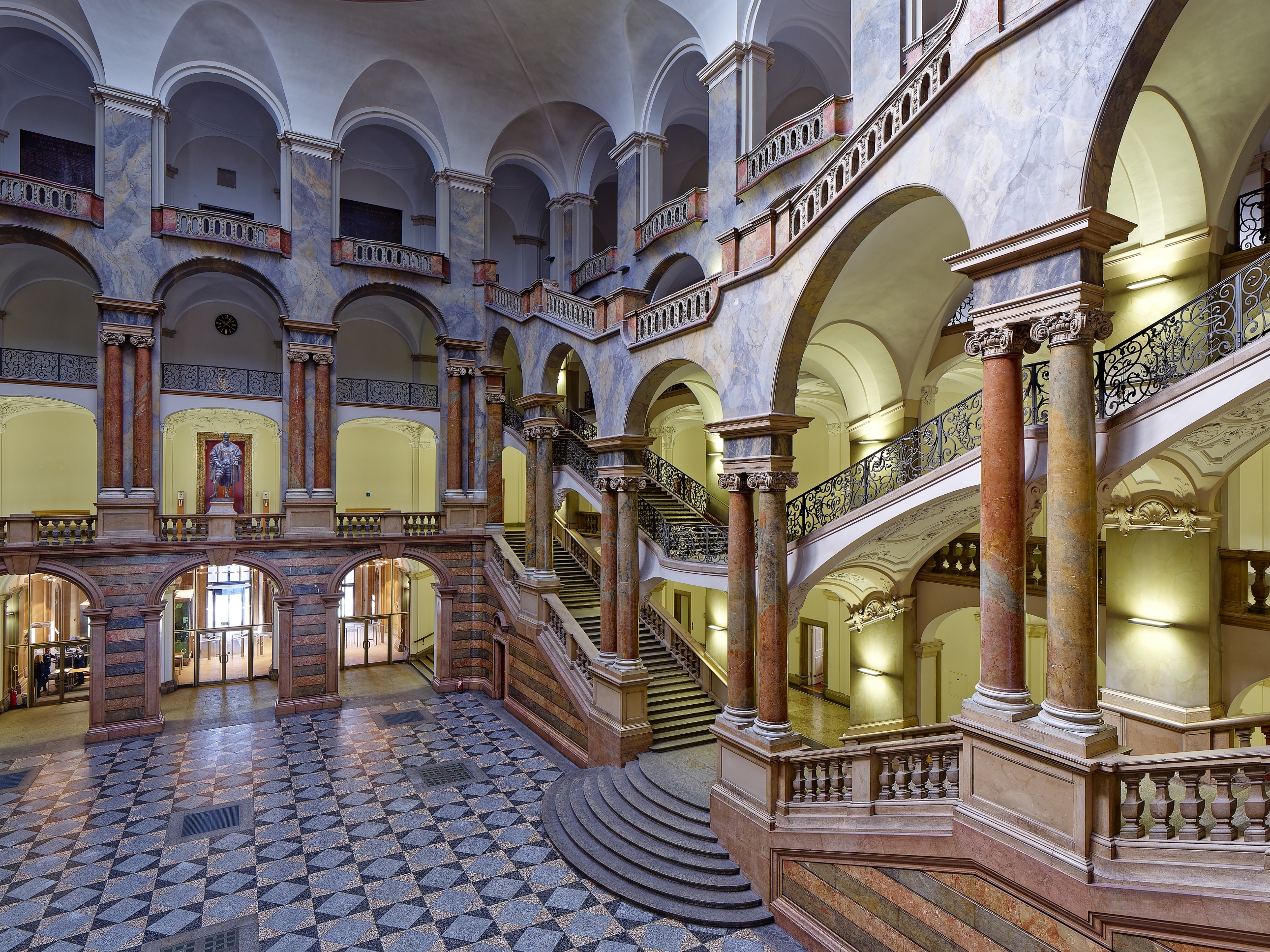 Treppen im Justizpalast München