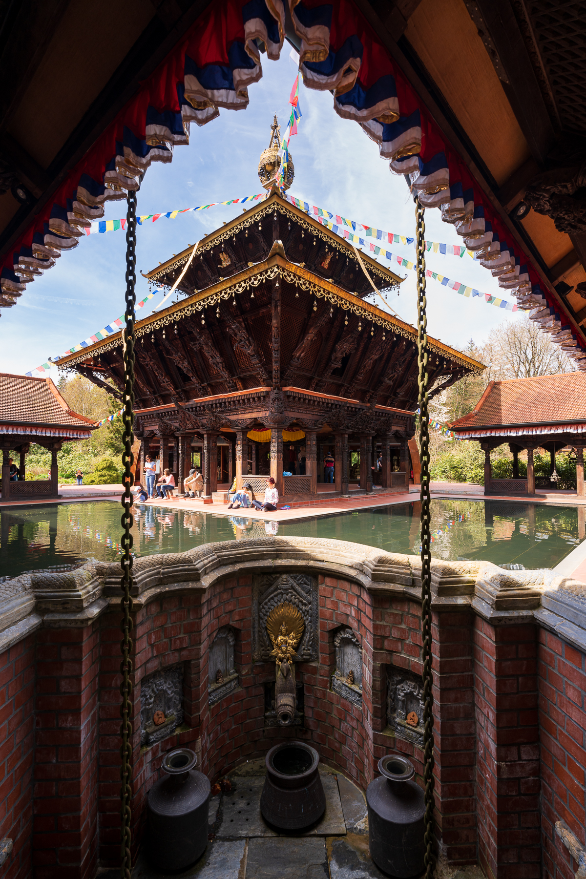 Ein altertümliches asiatisches Tempelgebäude im Nepal Himalaya Park Wiesent