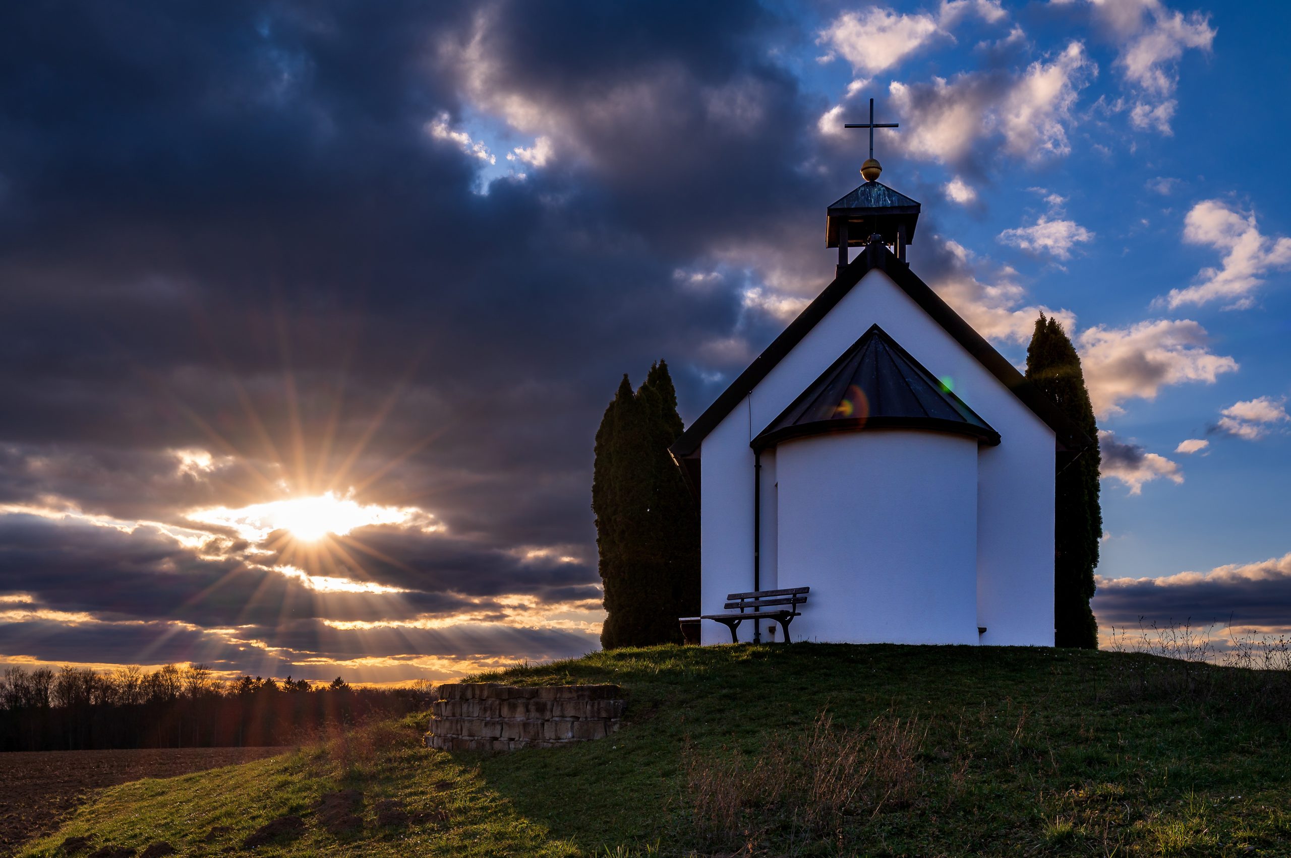 Sonneuntergang hinter einer kleinen Kirche im Kraichgau