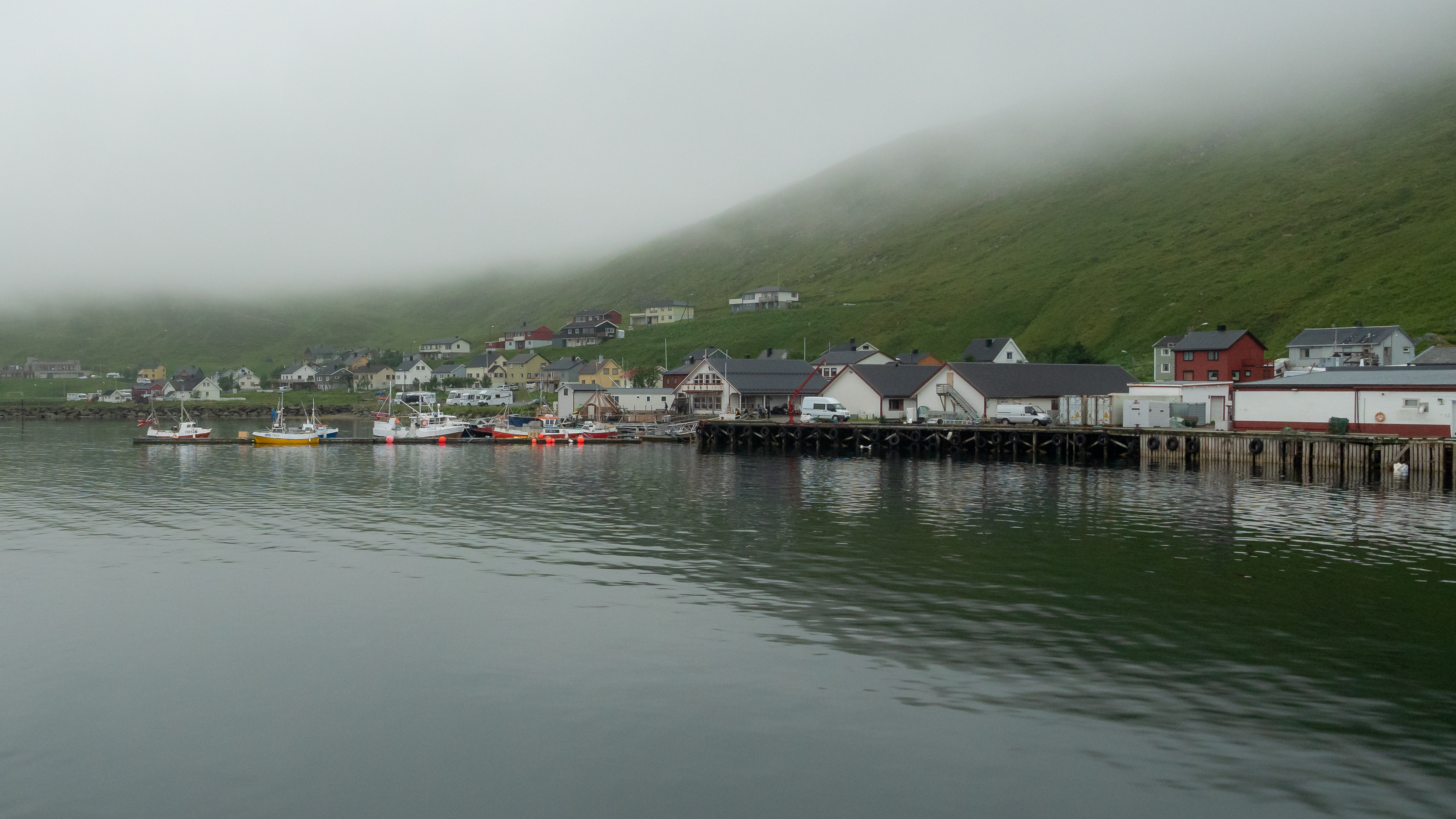 Ein norwegisches Dorf im Nebel