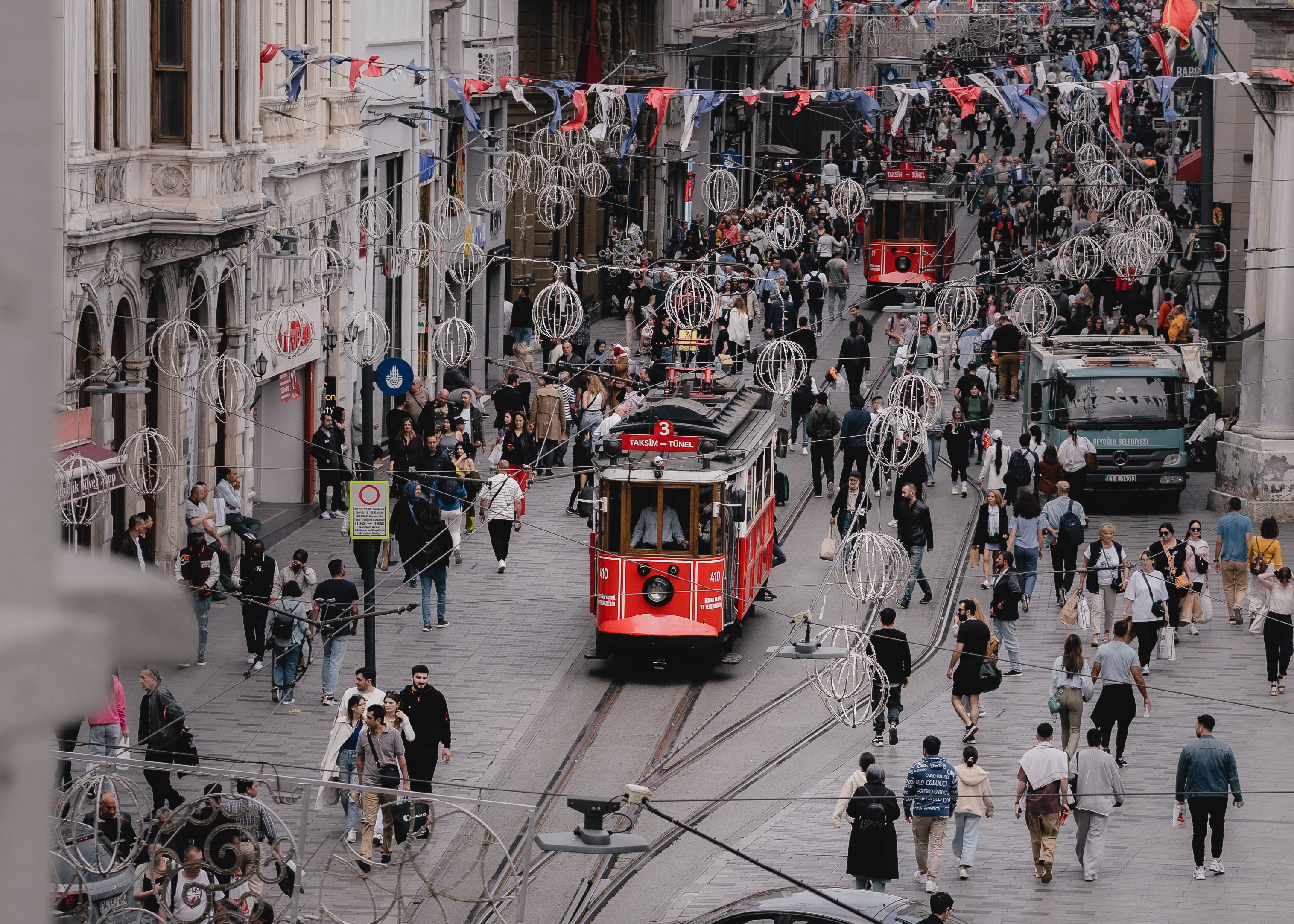 Eine Straßenbahn in einer engen Istanbuler Straße
